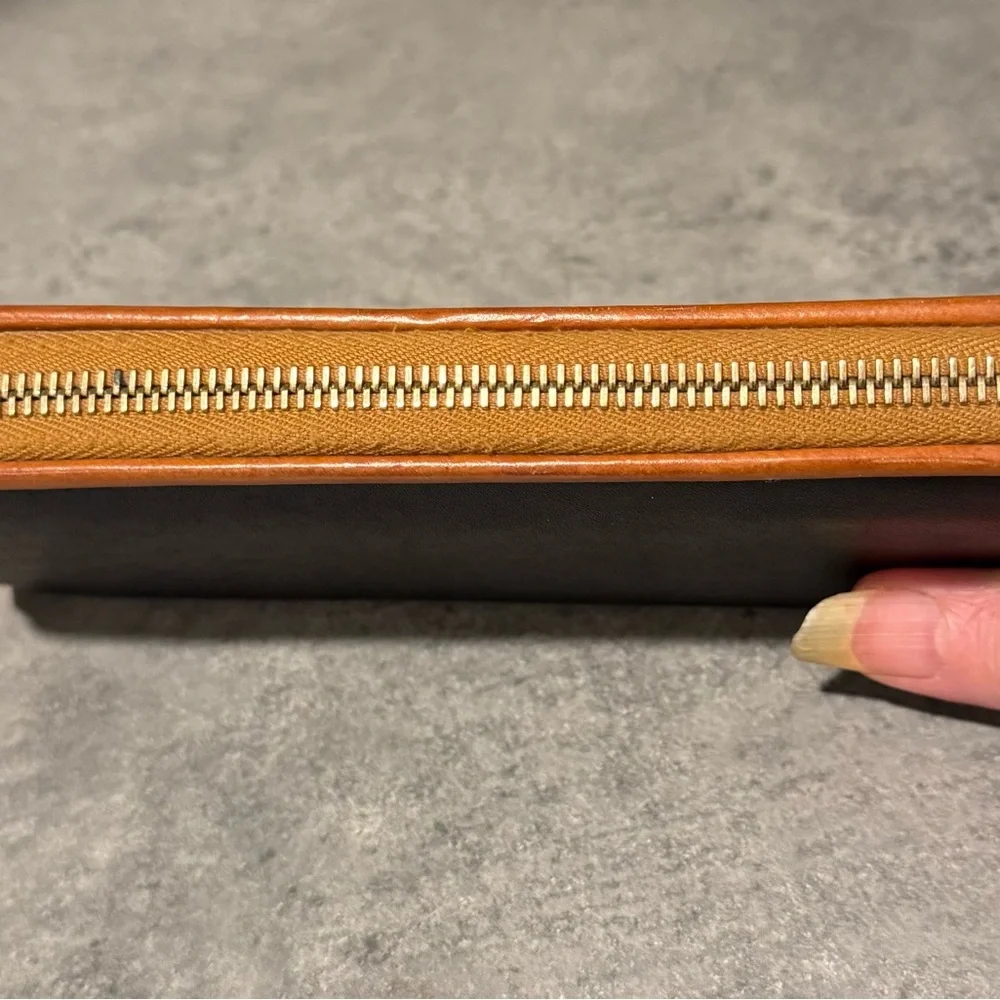 Dooney & Bourke 3/4 Zip Accordian Wallet in Black w/Tan Leather Trim! GUC!! - Picture 3 of 13